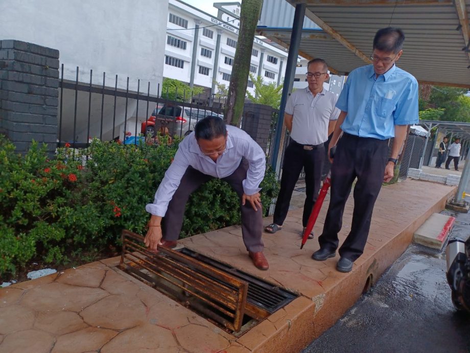 (版头)大都会/加影育中外走道旁的沟渠崩塌,张睷洋:要求市议会围起来及置放路障