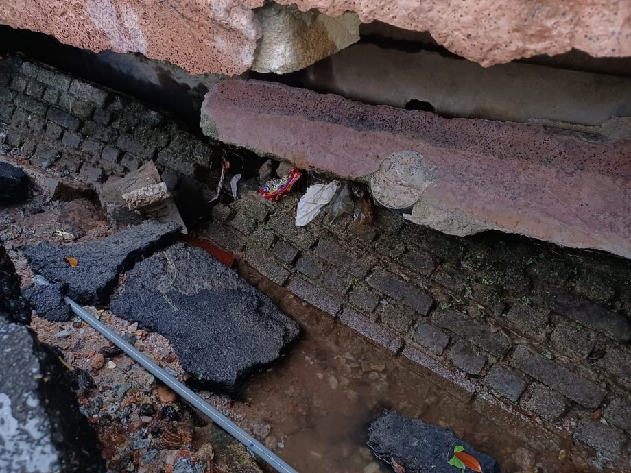 (版头)大都会/加影育中外走道旁的沟渠崩塌,张睷洋:要求市议会围起来及置放路障