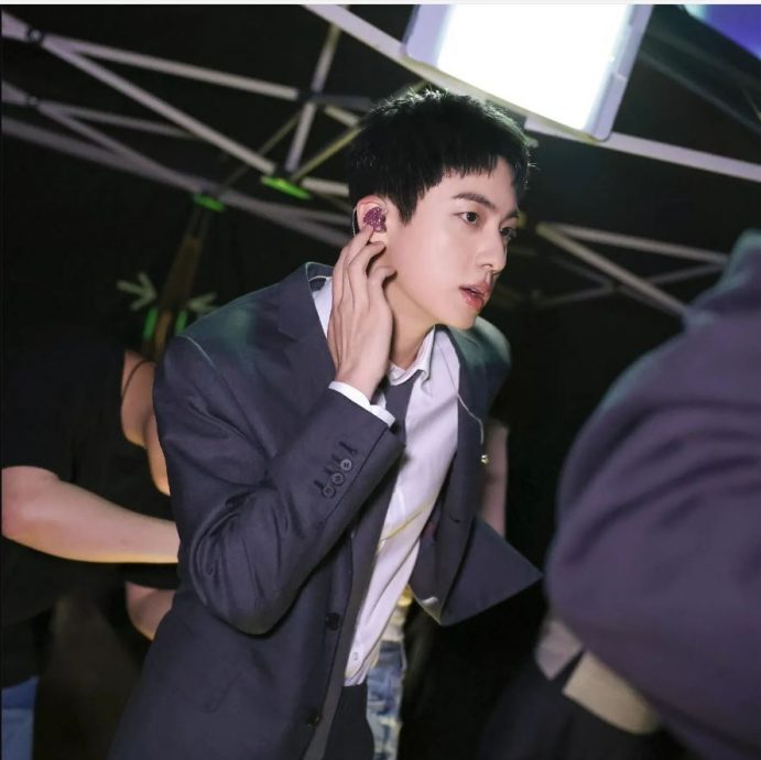  Jin回母校掀学弟们疯狂追星　全校暴动上演《尸杀列车》场面	