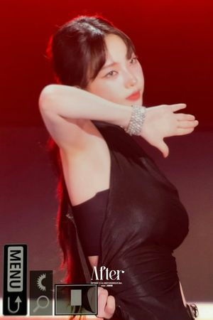 Karina演出中途衣服侧边裂开 急用手紧抓险走光