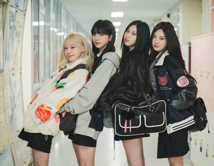 Karina演出中途衣服侧边裂开 急用手紧抓险走光