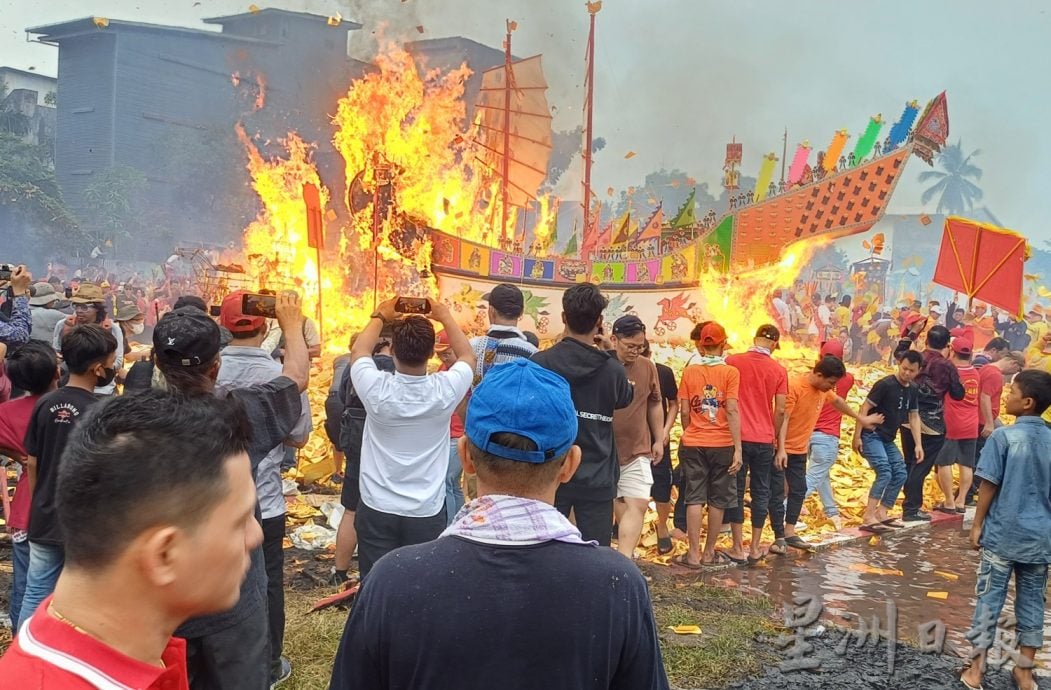 NS晏斗/印尼峇眼亚庇烧王船庆典 万人空巷