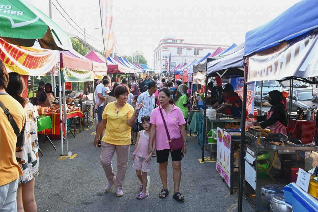 NS马口:拿督唐贤钦路的周一夜市开市，公众反应相当热烈