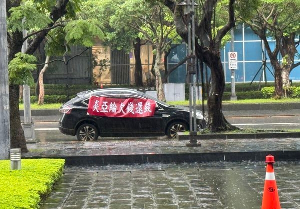 10年前电影陷金钱纠纷 炎亚纶电视台前被追债