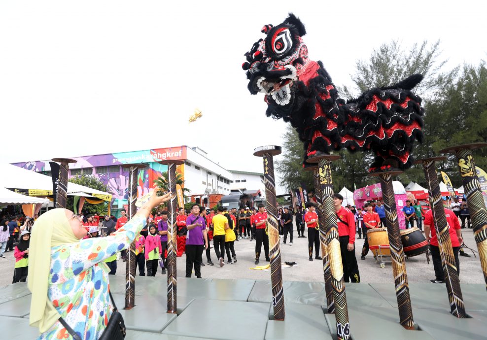 18/8见报∕我们∕华族舞狮和廿四节令鼓在人民嘉年华登场,加深友族的认识