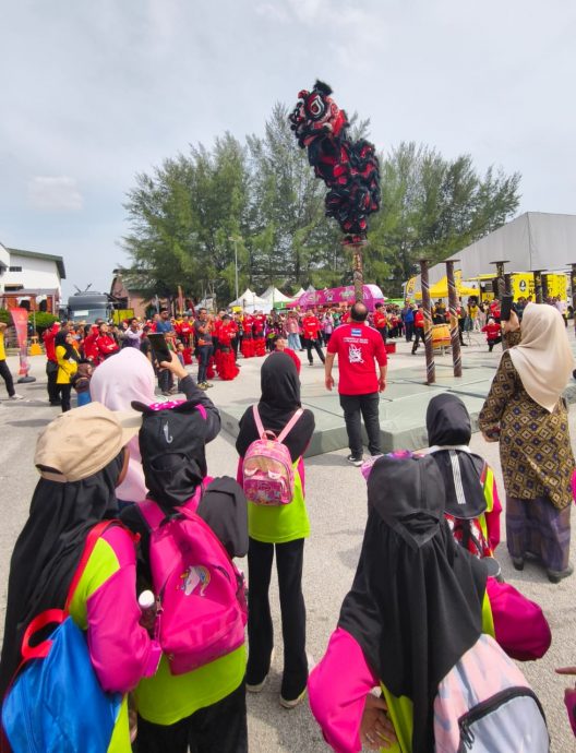 18/8见报∕我们∕华族舞狮和廿四节令鼓在人民嘉年华登场,加深友族的认识