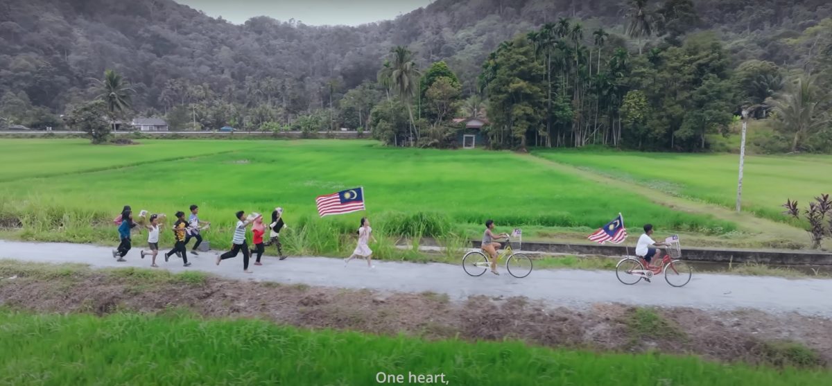 我们/国庆日广告 :为国民团结保温【还有补文】