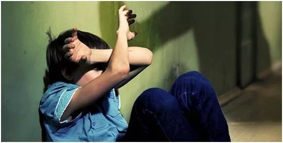 5岁童遭校园霸凌!3男围殴至肝脏破裂活活打死 最小嫌犯才9岁