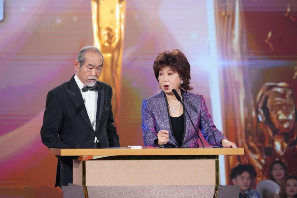 73岁元华搭飞机被野生捕获 意外撞样“肯德基爷爷”