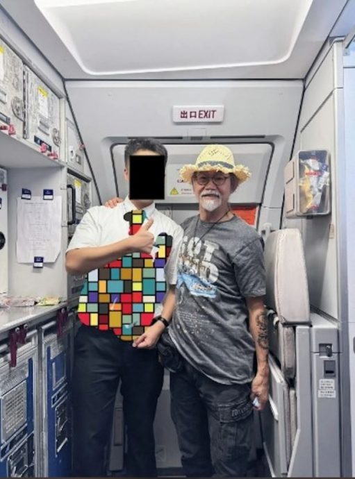 73岁元华搭飞机被野生捕获 意外撞样“肯德基爷爷”