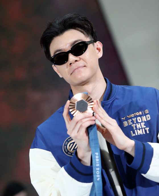 “客串”模特走猫步 球迷高呼:李梓嘉,我爱你!