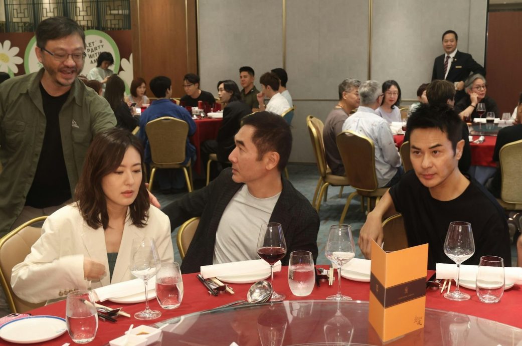 “铁马家族”继续不和? 郑嘉颖唐诗咏同桌分开坐