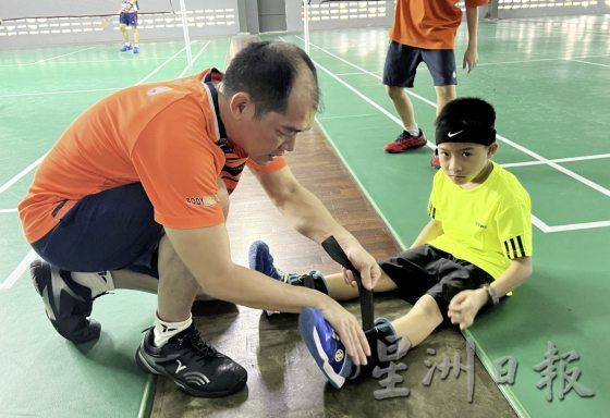 【8.13国际左撇子日/02】左撇子打羽球,真的占尽先机绝杀对手?