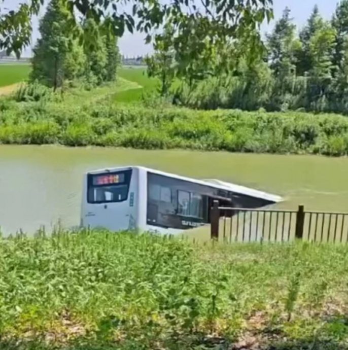 上海司机突发疾病致巴士坠河 司机身亡