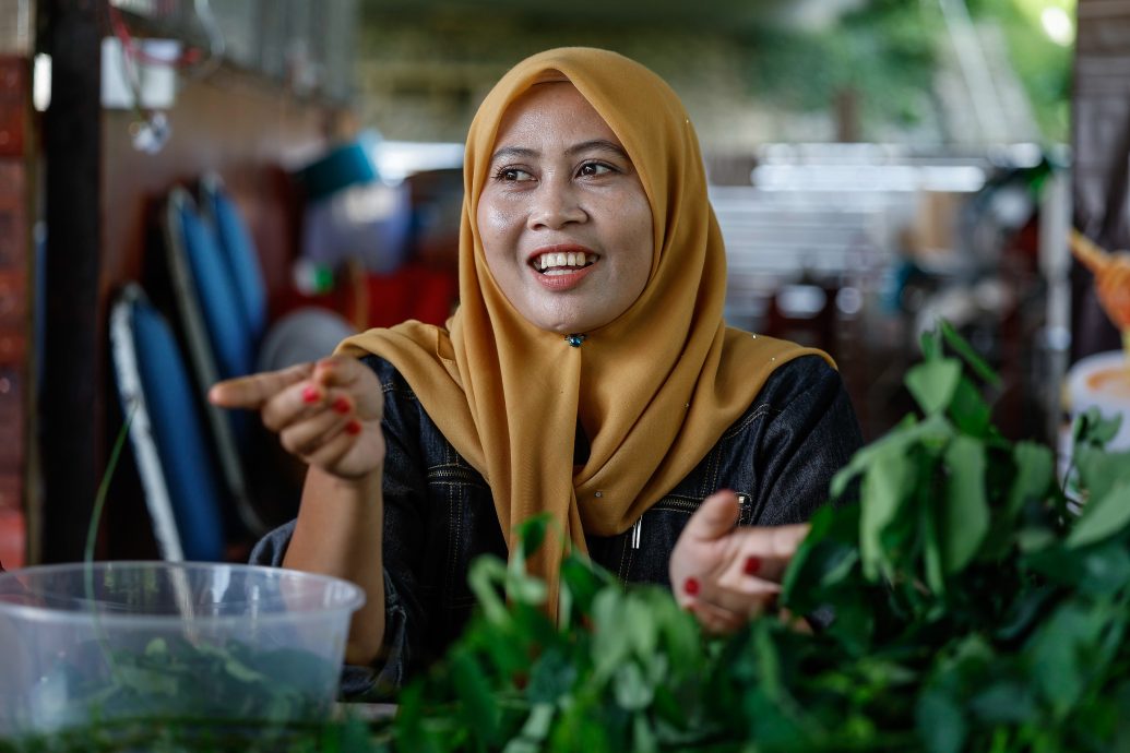 东封底:话望生县能吉里州选区的大多数村庄仍然依赖山上的蓄水区进行日常活动。