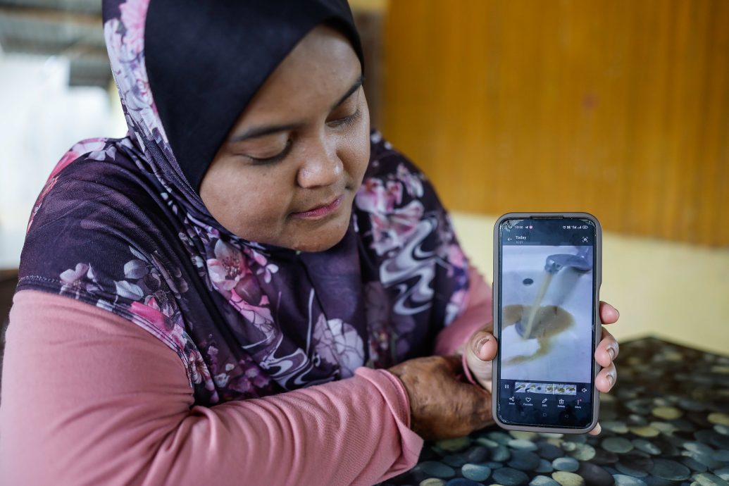 东封底:话望生县能吉里州选区的大多数村庄仍然依赖山上的蓄水区进行日常活动。