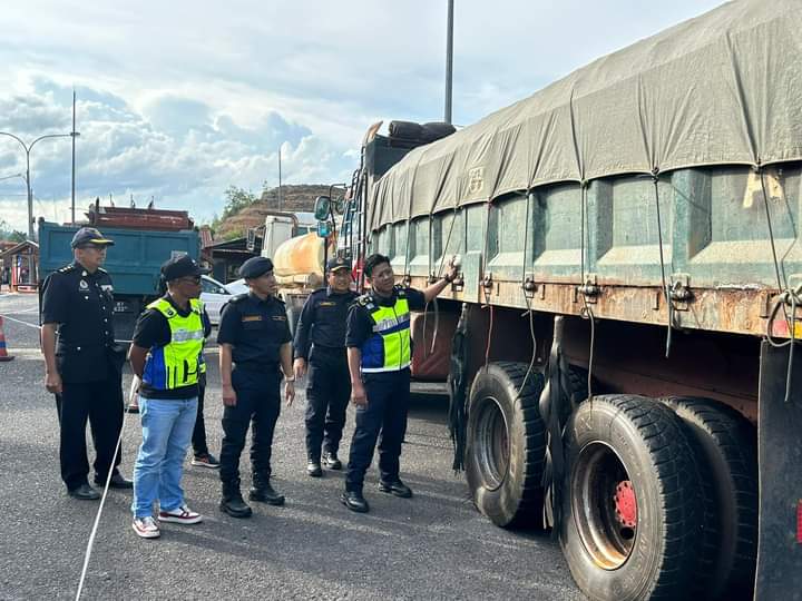 东:63岁旅游巴士司机疲劳驾驶,打瞌睡画面遭乘客拍摄下来呈交登嘉楼陆路交通局,而旅巴公司因为没有安排副驾驶,遭该局开罚