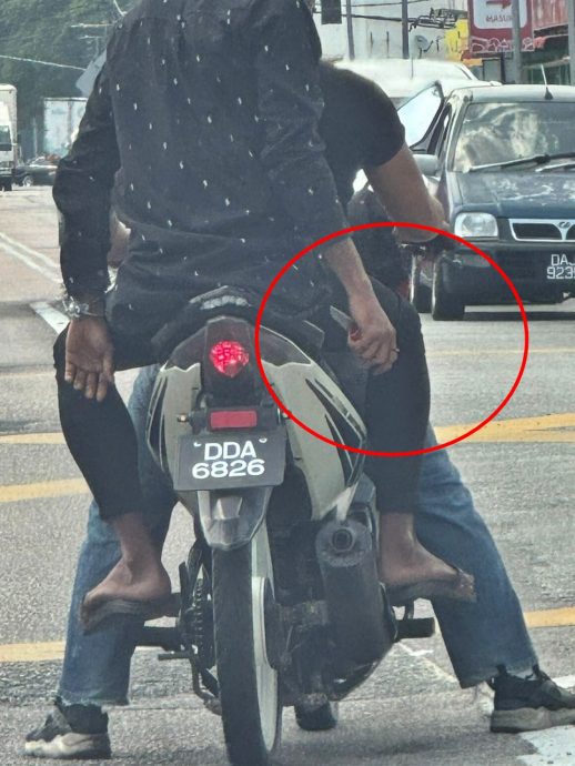 东:一名持刀的摩托车后座骑士今午在哥罗佐和哥本苏丹街一带徘徊,意图不明。