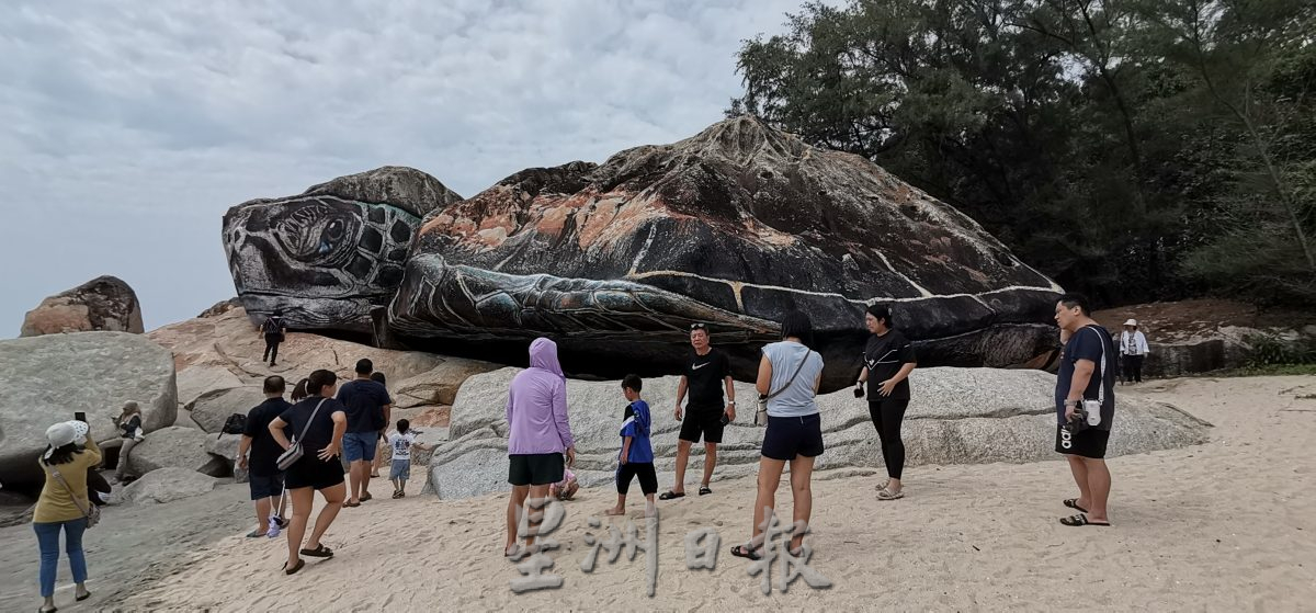东：关丹巨型海龟热潮，外地游客慕名而来。