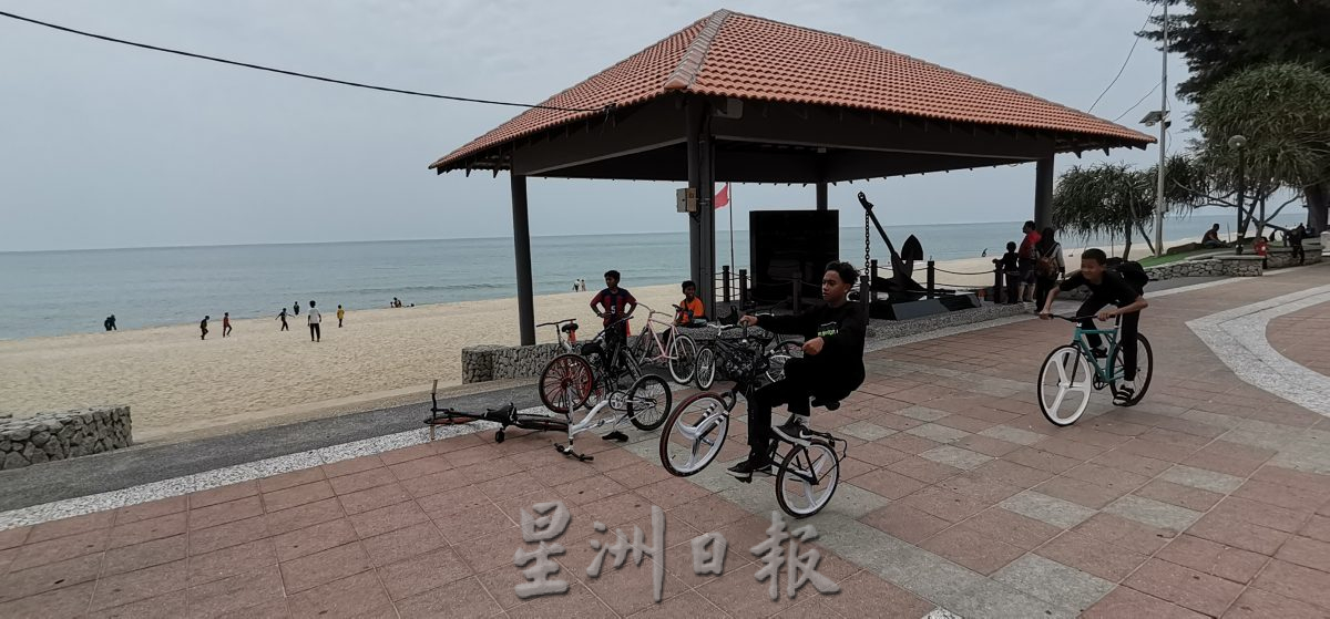 东：关丹巨型海龟热潮，外地游客慕名而来。