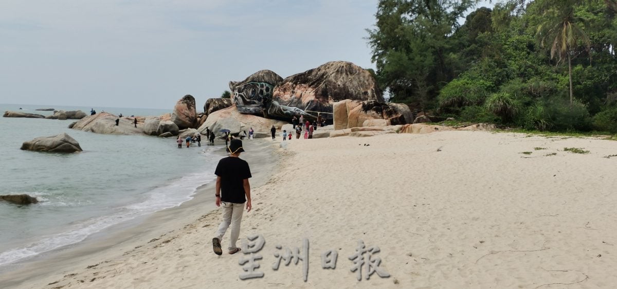 东:关丹巨型海龟热潮,外地游客慕名而来。