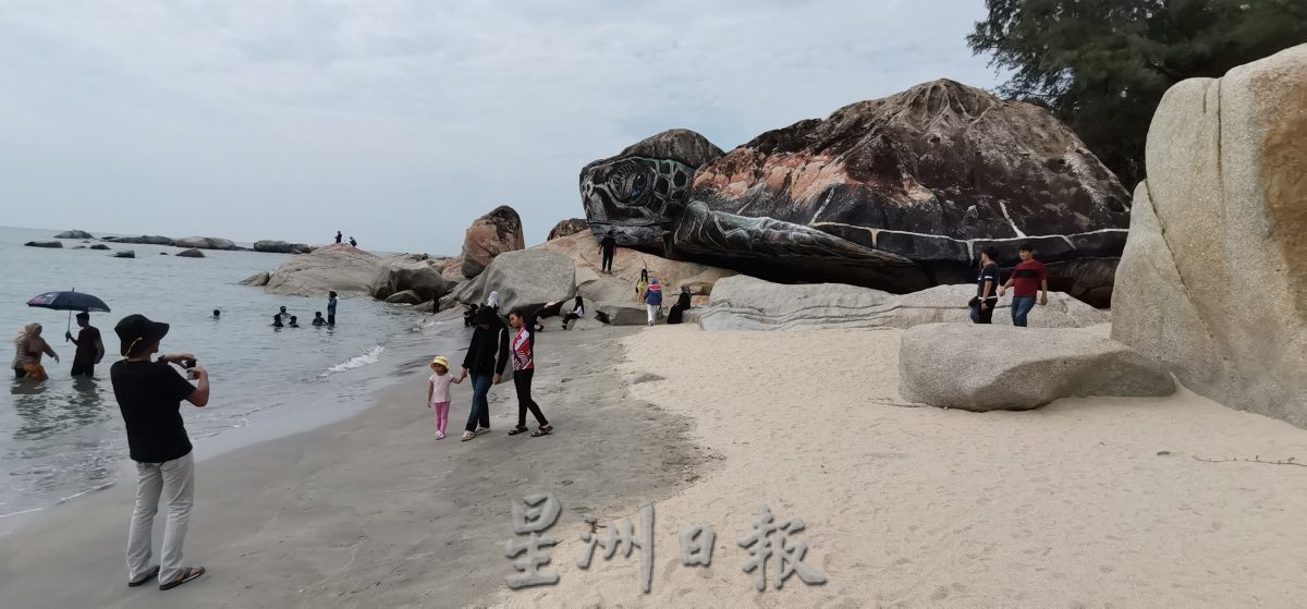 东：关丹巨型海龟热潮，外地游客慕名而来。