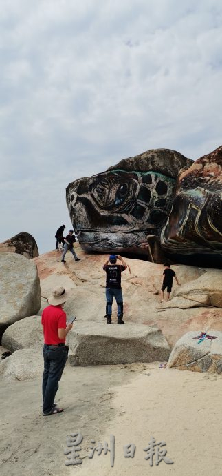 东：关丹巨型海龟热潮，外地游客慕名而来。