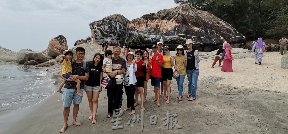 东:关丹巨型海龟热潮,外地游客慕名而来。