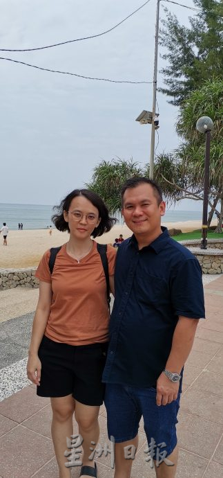 东:关丹巨型海龟热潮,外地游客慕名而来。