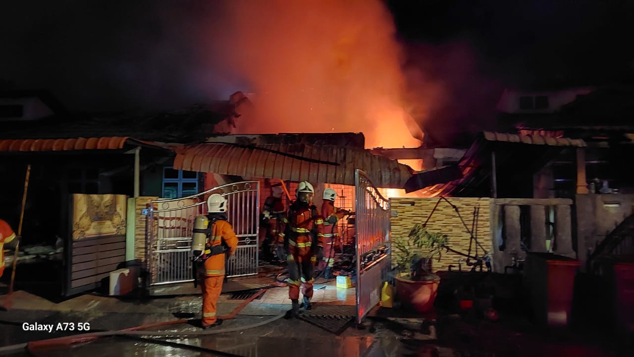 东:关丹肯巴当发生火灾,3间排屋被吞噬,无人伤亡