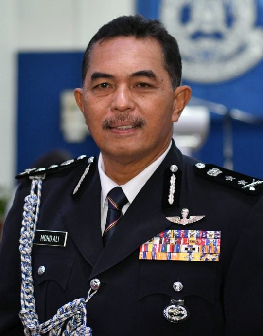 东:吉兰丹州总警长拿督莫哈末查基荣休