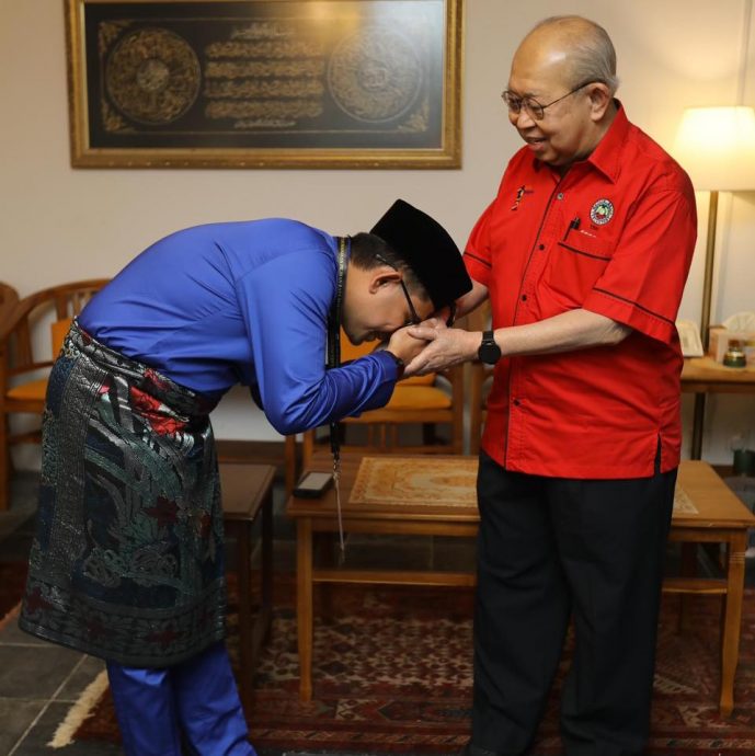 东:吉兰丹能吉里补选国阵大胜国盟,新科州议员莫哈末阿兹玛威接获各盟党祝贺