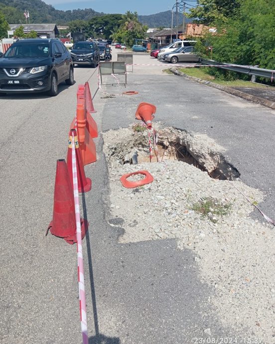 东:吉隆坡发生“道路噬人”事件,引发商家担心关丹的中央排污系统工程存隐忧,有商家投诉店铺结构受到相关工程影响,出现下陷情况