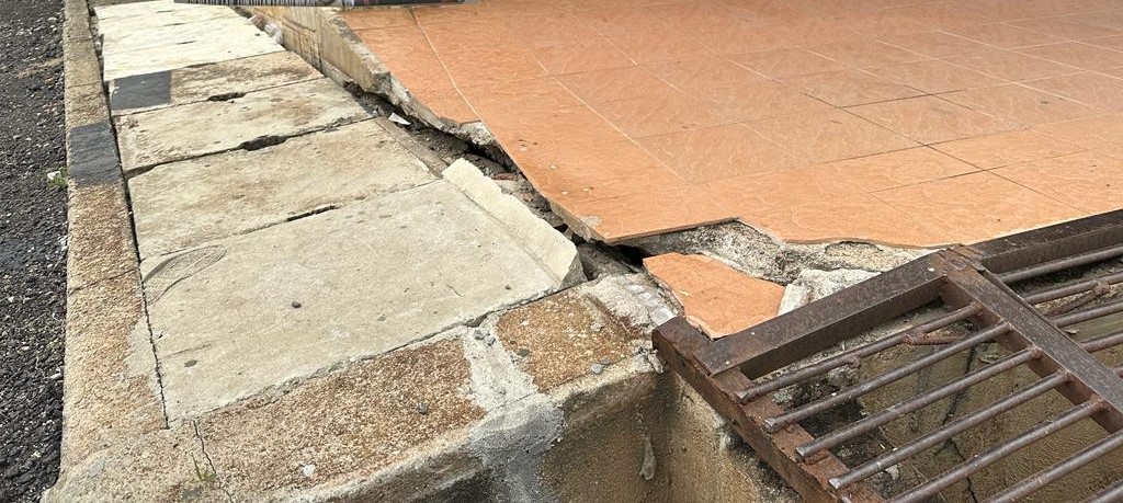 东:吉隆坡发生“道路噬人”事件,引发商家担心关丹的中央排污系统工程存隐忧,有商家投诉店铺结构受到相关工程影响,出现下陷情况