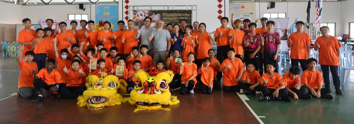 东:士满慕州议员陈俊广指出,舞狮不仅仅是⼀种表演,它象征着⼒量、勇⽓和社会的团结