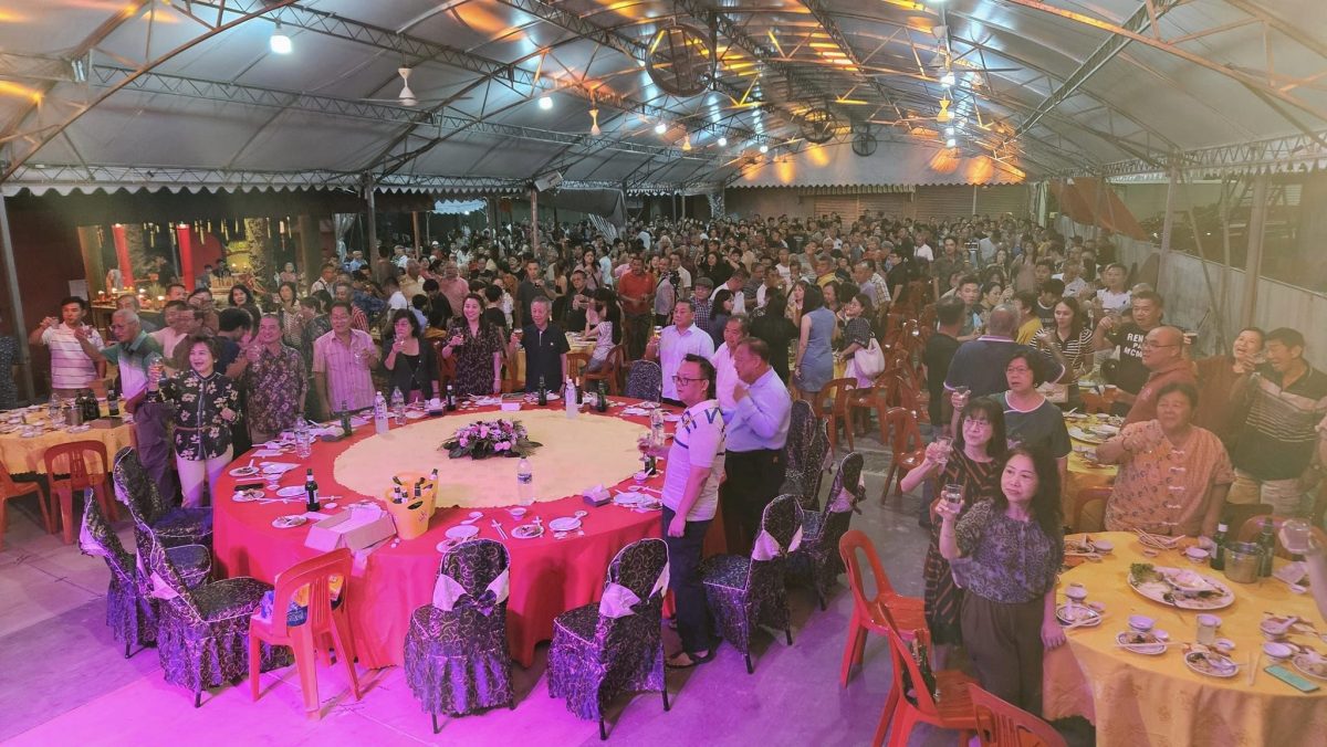 尽管面对场地问题及地方政府禁止女歌手及舞者登台演出的风波,登嘉楼关帝庙顶住压力及克服困难,顺利举办关帝圣君千秋宝诞暨筹募建庙基金联欢晚宴,并通过福品竞标筹到大约10万令吉。