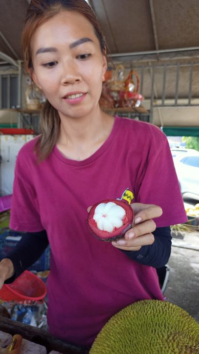 东：山竹正值上市高峰，市场价格大幅下滑。