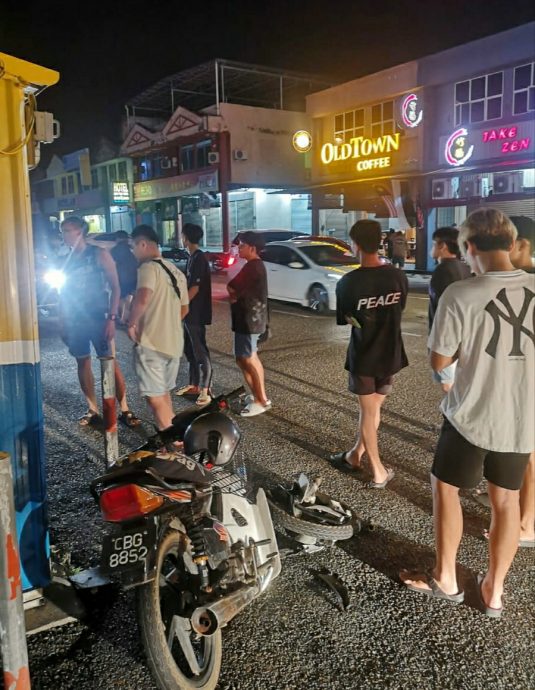东:摩托车市区遭野狗狂追酿发意外,猛撞轿车,重伤送院。