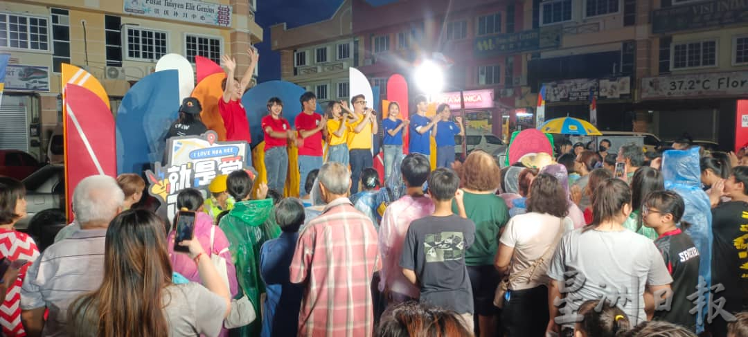 东:欢喜台来直凉 民众冒雨参与