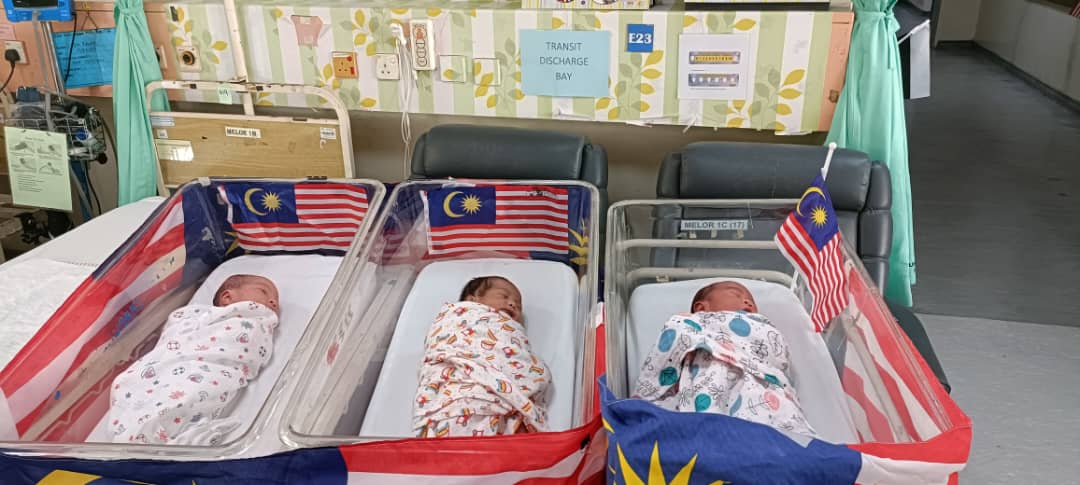 东:母亲观赏国庆日庆典,孩子却赶着出生当国庆日“宝宝”!