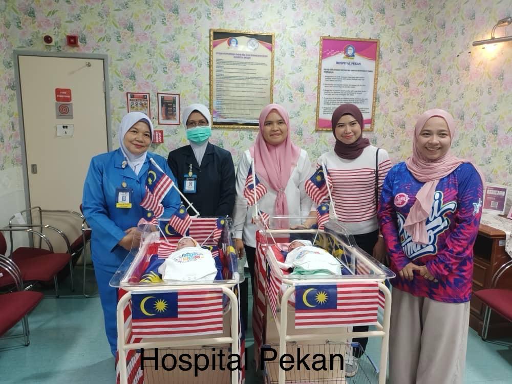 东:母亲观赏国庆日庆典,孩子却赶着出生当国庆日“宝宝”!