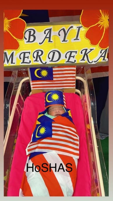 东:母亲观赏国庆日庆典,孩子却赶着出生当国庆日“宝宝”!