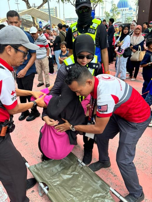 东:母亲观赏国庆日庆典,孩子却赶着出生当国庆日“宝宝”!