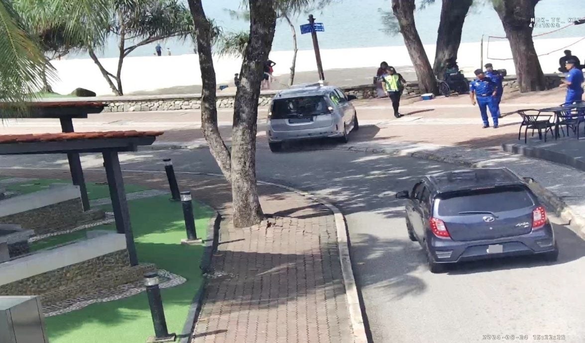 东:海滩人行道禁止停车 网民:没有常识