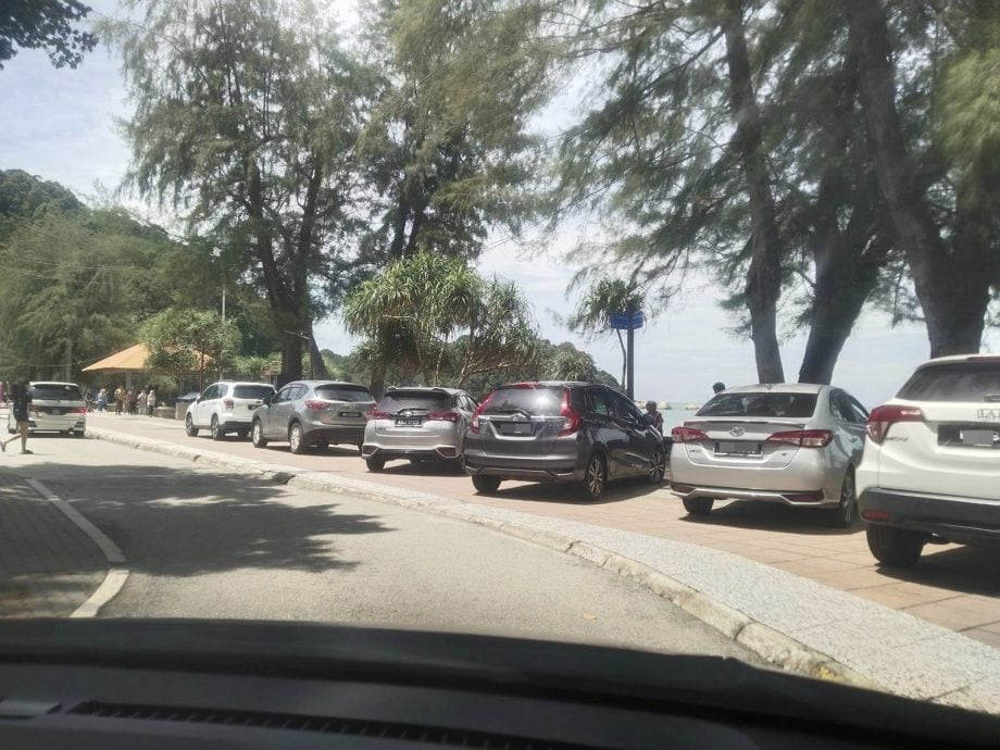 东:海滩人行道禁止停车 网民:没有常识