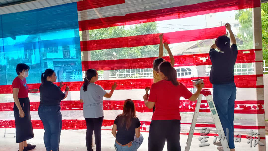 东:瓜登中华维新小学的故事妈妈团制作大国旗