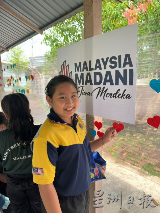 东:瓜登中华维新小学的故事妈妈团制作大国旗