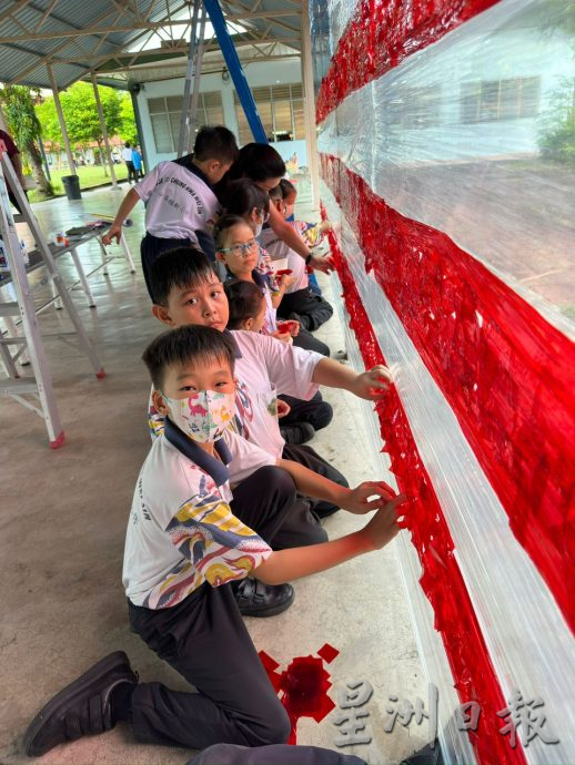 东:瓜登中华维新小学的故事妈妈团制作大国旗