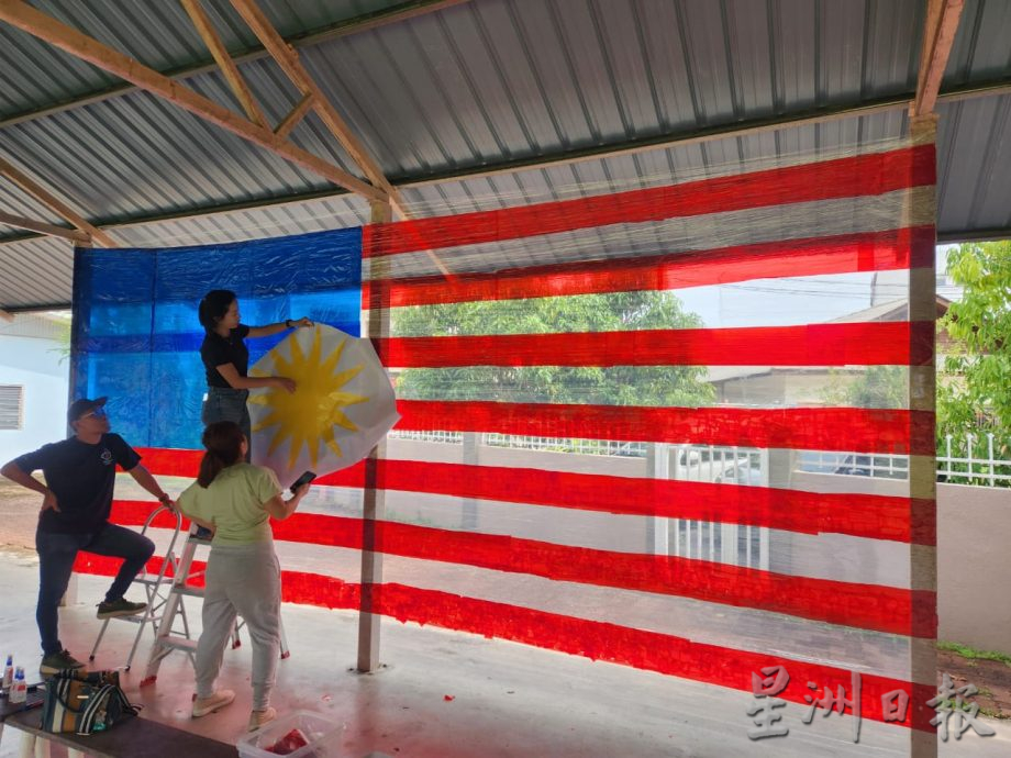 东:瓜登中华维新小学的故事妈妈团制作大国旗