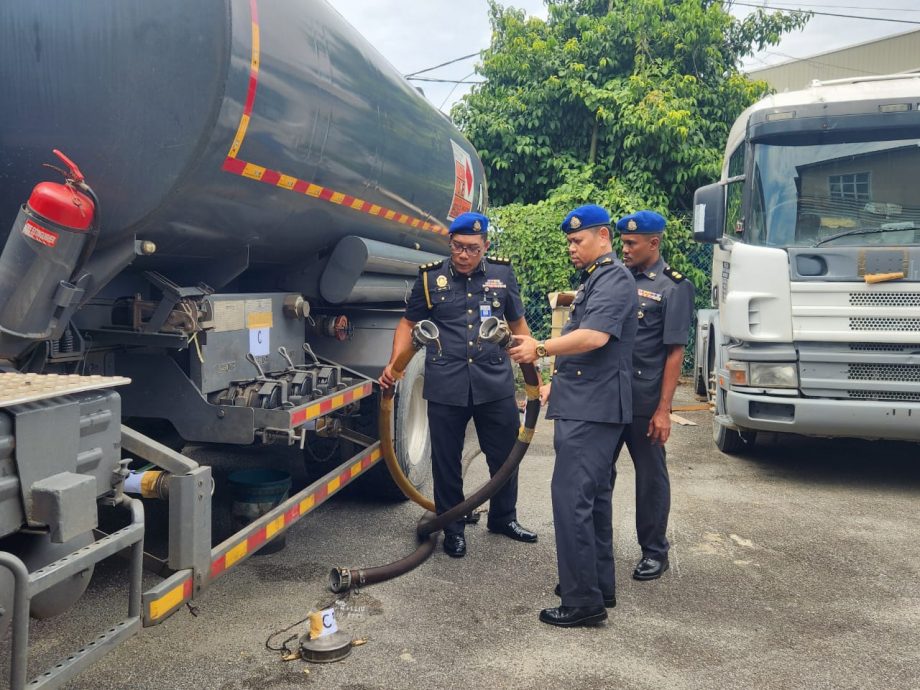 东:登州国内贸易及生活成本局拦截2辆油槽车,起获8190公升疑似走私贩卖的津贴柴油。